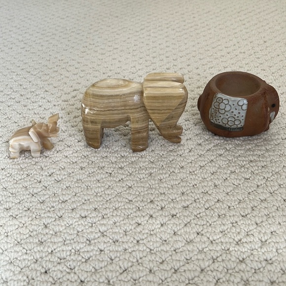 Set of 3 vintage elephant figurines - two stone and one clay - Picture 1 of 10